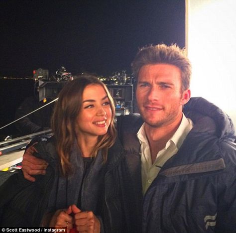 Women Smile, Emily Ratajkowski Outfits, A Good Wife, Наташа Romanoff, Scott Eastwood, Looking For Friends, Look At The Moon, Funny Science Jokes, Good Wife