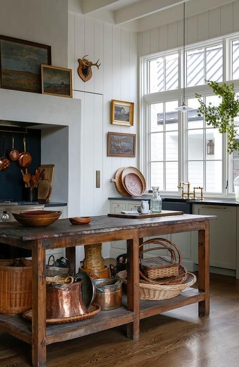 Farmhouse Kitchen with Freestanding Rustic Island - Cottage - Kitchen Makeshift Kitchen, Greige Cabinets, Interior Design Country, French Country Modern, Interior Design Minimalist, Interior Vintage, Gorgeous Kitchens, Cottage Kitchen, Boho Interior