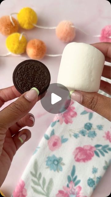 Precious Simons on Instagram: "S’more Smoreos please!! 🍫   @stoverandcompany eleven o one milk deluxe chocolate   #bakedbyprecious #oreos #oreosmores #smoreos #summertreats" Marshmallow Dipped, Marshmallow Dip, Chocolate Dipped Oreos, Dipped Oreos, Covered Oreos, Oreo Truffles, Chocolate Topping, Chocolate Covered Oreos, Instagram S