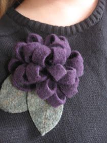 Handmade Baubles, Diy Brooch, Felt Flowers Diy, Felt Roses, Fabric Flower Brooch, Fabric Brooch, Handmade Flowers Fabric, Brooch Diy, Felt Jewelry