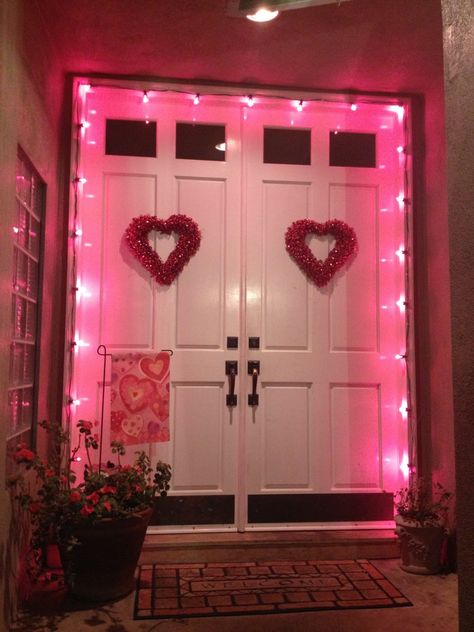 Valentines Outdoor Decorations, Saint Valentin Diy, Pink Lights, Valentines Bricolage, Valentinstag Party, Diy Valentine's Day Decorations, Heart Shaped Wreaths, Diy Valentines Decorations, Creative Valentines