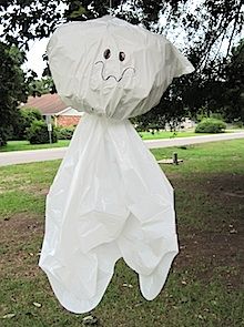 trash-bag-ghost11-hanging2-220x295 Hallowen Crafts, Ghost Tutorial, Halloween Havoc, Ghost Crafts, Ghost Diy, Hanging Ghosts, Kid Friendly Crafts, Easy Halloween Decorations, Diy Halloween Costume