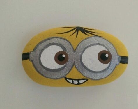 Painted Rocks Minions, Rock Painting Ideas Minion, Disney Painted Rocks Easy, Rock Painting Cartoon Characters, Cartoon Painted Rocks, Cartoon Rock Painting, Minion Rock Painting, Disney Painted Rocks, Disney Rock Painting