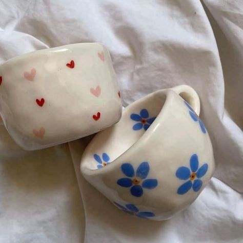 Clay Teacup Ideas, Cute Cermanics, Cup Designs Ceramics, Mug Inspiration Design, Acrylic Paint Crafts Diy, Cute Pottery Ideas Aesthetic, Coffee Cup Design Ceramic Handmade, Coffee Mug Painting Ideas Ceramics, Handmade Ceramics Aesthetic