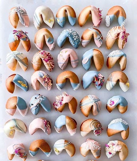 Want to offer up something a little different? 💗✨ How about these beautifully decorated fortune cookies 😍❤️🥠 @rymondtn 👰🏻🐝💕 Weeding Tips, Fortune Cookies Recipe, Personalized Chocolate Bars, Cookie Wedding Favors, Wedding Treats, Fortune Cookies, Best Wedding Favors, Wedding Favors Fall, Wedding Favors Cheap