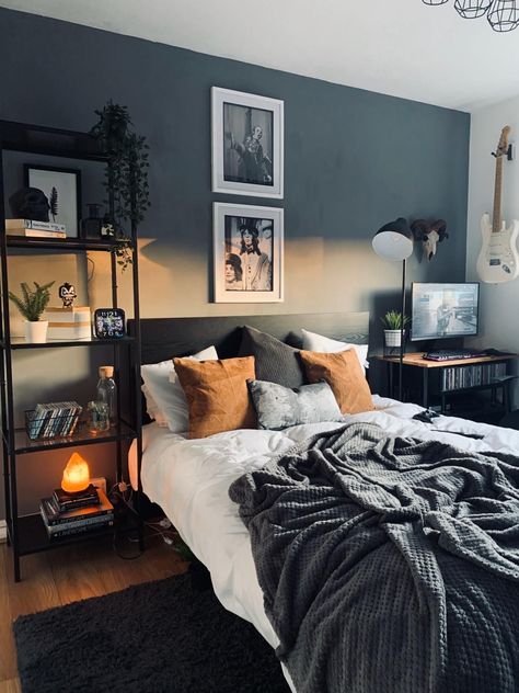 Gray Queen Bedroom Ideas, Dark Green Mens Bedroom, Japandi Teenage Room, Small Dark Room Ideas Bedrooms, Green Bedroom Men, Bedroom Ideas For Small Rooms For Adults, Dark Scandinavian Bedroom, Small Dark Bedroom Ideas, Small Dark Bedroom