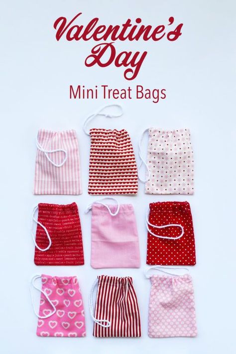 Valentine's Day Mini Treat Bag Tutorial - She Quilts Alot Fabric Treat Bags, Mini Drawstring Bag Diy, Mini Bags Diy, Diy Treat Bags, Valentine Sewing, Mini Gift Bags, Projek Menjahit, Valentines Gift Bags, Mini Treats