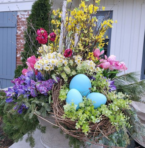 Easter Planters, Spring Pots, Spring Containers, Utility Ideas, Spring Planters, Spring Outdoor Decor, Easter Porch Decor, Easter Outdoor, Primitive Easter