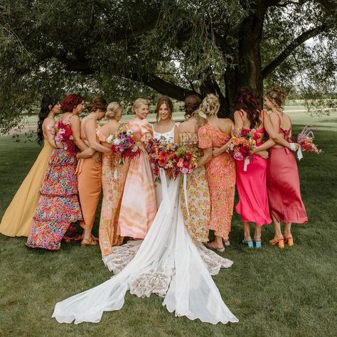 Rocky Mountain Bride | Wedding Inspiration on Instagram: "SUNSET VIBES 🩷🌞🍊 “We fell in love with the idea of our bridal party mismatching & creating a unique & textured look we hadn’t seen much of. We wanted everyone to stand out & feel their most beautiful self & we curated it to a sort of a sunset vibe. Two of our favourite things - sunsets & our best friends. From there on out we decided no colour was the best colour & to just strive for a common vibe instead - vibrant, fun, and beautiful.” - Colby & Kristin ✨ Vendors: @taelor.pinkskyphotography @rbeventsyeg @farmfreshflorals @ak.beautyco @blushartistrymua @starvinmarvinsyeg @curbsideyeg @specialeventrentals @fetefone @ritualsoflovebridal #mismatchedbridesmaids #rockymountainwedding #rockymtnbride #rockymountainbride #bri Bridal Party Mismatched, Bm Dresses, Orange Bridesmaid, Fall Bridesmaids, Orange Bridesmaid Dresses, Amalfi Coast Wedding, Wedding Colors Purple, Fall Bridesmaid Dresses, Sunset Vibes