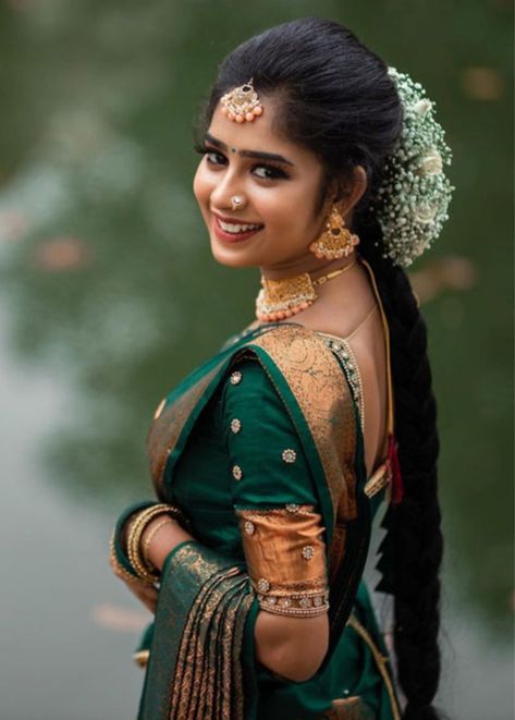 Saree Poses For Bride, Saree Ceremony Stills Outdoor, Sadi Pose, Marriage Girl, Indian Bride Poses, Saree Stills, Bride Photos Poses, Simple Saree Designs, Sai Pallavi