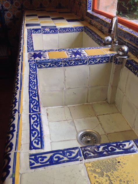 I love this deep tiled kitchen sink. Counter Tiles Kitchen, Tiled Sink Kitchen, Tile Sink Kitchen, Tiled Sink, Diy Kitchen Sink, Italian Farmhouse Kitchen, Tile Sink, Wood Kitchen Counters, Mexican Sink