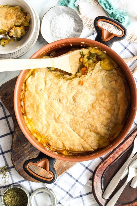 Dutch Oven Dinners One Pot Meals, Dutch Oven Mexican Recipes, Healthy Dinners Family, Lodge Dutch Oven Recipes, One Pot Dutch Oven Meals, Dutch Oven Recipes Dinners, Enameled Cast Iron Dutch Oven Recipes, Dutch Oven Chicken Pot Pie, Oven Chicken Pot Pie