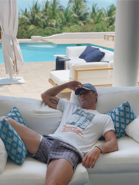 Tim McGraw on Twitter: "After spearfishing nap! 📸: Brad Warren… " Kenney Chesney, Tim And Faith, Tim Mcgraw Faith Hill, Young Celebrities, Faith Hill, Chris Young, Kenny Chesney, Tim Mcgraw