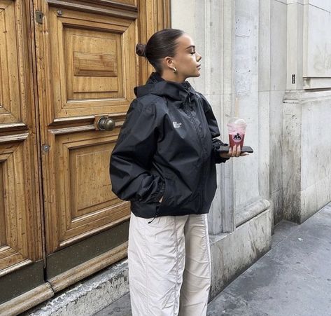 Raincoat Outfit Woman, North Face Windbreaker Outfit, Rain Jacket Outfit Aesthetic, Windbreaker Outfit Women, North Face Outfits Women, Rain Jacket Aesthetic, The North Face Jackets Outfits, North Face Jacket Outfit, Rain Jacket Outfit