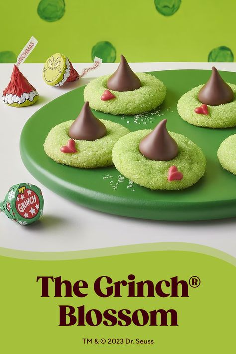 the grinch blossom Grinch Kiss Blossoms, Grinch Cookies With Kisses, Grinch Heart Cookies, Grinch Baking Ideas, Grinch Blossom Cookies, Grinch Desert, Grinch Snack Ideas, Grinch Cookies Decorated, Grinch Themed Food