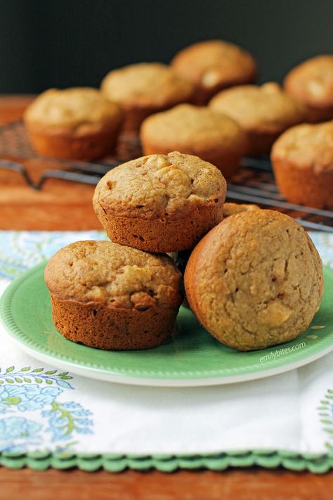 These easy Apple Cinnamon Muffins taste incredible, but with less sugar than traditional muffins. Just 117 calories or 4 WW Freestyle SmartPoints each! Oatmeal Applesauce Muffins, Emily Bites, Berry French Toast, Apple Cinnamon Pancakes, Oatmeal Muffin Recipes, Cranberry Baking, French Toast Muffins, Berry Yogurt, Banana Blueberry Muffins