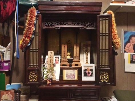 Ancestor Shrine, Japanese Altar, Home Shrine, Japanese Homes, Modern Japanese Interior, Family Altar, Altar Design, Japanese Shrine, Chinese Home