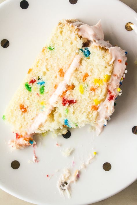 Funfetti Cake with Cream Cheese Frosting Ombre Cakes, Cream Cheese Frosting Cake, Two Layer Cakes, Yoghurt Cake, Cream Cheese Frosting Recipe, Cake With Cream Cheese Frosting, Pink Frosting, Sprinkle Cake, Funfetti Cake