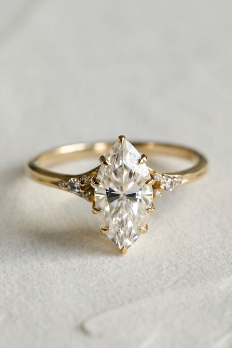 Vintage Wedding Ring, Pretty Engagement Rings, Dream Wedding Ring, Vogue Vintage, Marquise Cut Engagement Ring, Cute Engagement Rings, Future Engagement Rings, Engagement Rings Marquise, Dream Engagement