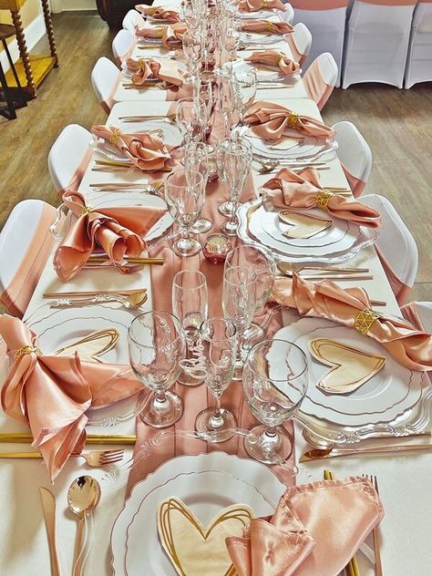 Rose Gold Place Setting Wedding, Rose Gold And White Table Setting, Pink Charger Plates Place Settings, Pink White Table Setting, Gold Place Setting Wedding, Rose Gold Table Setting, Rose Gold Charger Plates, Rose Gold Table Decor, Basic Table Setting