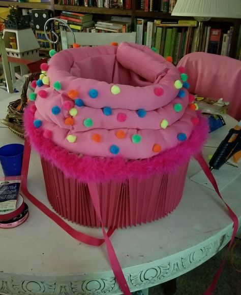 Adult cupcake costume Cupcake Costume Diy, Muffin Costume, Easy Homemade Costumes, Cinderella Diy, Cupcake Halloween Costumes, Easy Adult Halloween Costumes, Diy Adult Halloween Costumes, Fancy Dress Costumes Kids, Cupcake Costume