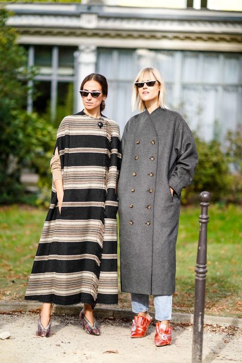 PARIS, FRANCE - SEPTEMBER 30:  Erika Boldrin and Linda Tol, outside Akris, during Paris Fashion Week Womenswear Spring/Summer 2019, on September 30, 2018 in Paris, France.  (Photo by Edward Berthelot/Getty Images) Erika Boldrin, Julia Sarr Jamois, Linda Tol, Caroline Daur, Emmanuelle Alt, Anna Dello Russo, Style Muse, Moda Paris, New Paris