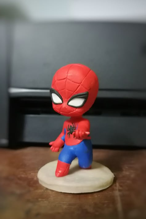 Spiderman Clay Sculpture, Air Dry Clay Spiderman, Polymer Clay Spiderman, Spiderman Clay Art, Marvel Polymer Clay, Clay Superhero, Marvel Clay Ideas, Clay Cartoon Characters, Disney Clay Ideas