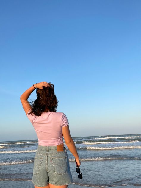 Beach Pictures Poses Short Hair, Beach Poses With Sunglasses, Short Hair Beach Photos, Short Hair Aesthetic Pictures, Sunset Short Hair, Beach Photo Inspiration, Short Ponytail, Beach Video, Ocean Girl