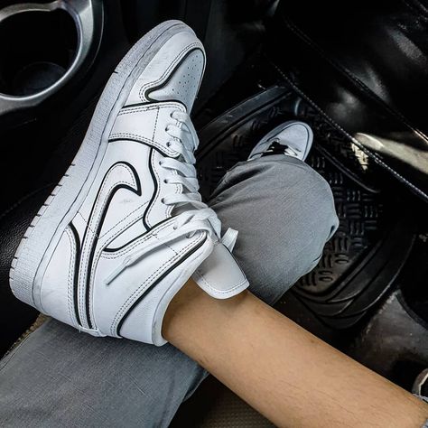 Jordan 1 Iridescent, White Air Jordan 1, Air Jordan 1 White, Jordans For Women Outfits, Nike Air Jordans Outfit, Outfits Jordans, Jordans Outfit, Nike Sneakers Outfit, Sneakers Street