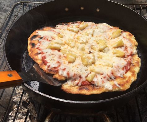 Ok, so it's HOT outside and you don't want to turn your oven on in the house to cook pizza, heating up your house in the process.  Or you are out camping and you'... Camping Cooking Ideas, Fire Pit Recipes, Campfire Pizza, Cast Iron Skillet Pizza, Fire Recipes, Pit Cooking, Campfire Meals, Cooking Over Fire, Cast Iron Pizza