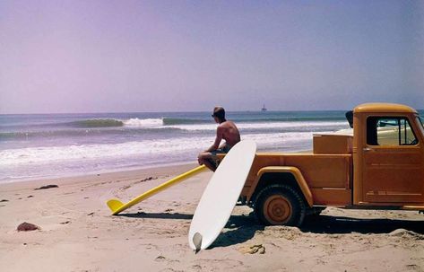 Hey surf dudes, it's Yater the t-shirt. In the 1950s, Renny Yater was one of the first commercial surfboard builders. He was a true entrepreneur working as a commercial fisherman while starting his business. Renny wanted to create a better board and he did! The Yater Spoon - designed in the 1960s - is a lightweight board with a flexible ride for surfers. His designs focus on form and function. Since 1991, the Beach House is the exclusive dealer for Yater boards (see yatersurfboards.com). Surfer Lifestyle, Surfing Aesthetic, Vintage Surfing, Surf Aesthetic, Surfing Pictures, Surf Poster, Retro Surf, Summer Surf, Surfing Photography