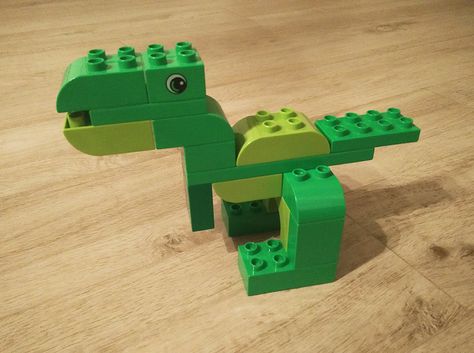 Hier siehst du einen kleinen Dinosaurier aus LEGO® Duplo, der uns von BRICKaddict.de gefällt! Lego Duplo Dinosaur, Duplo Dinosaur, Dino Lego, Lego Duplo Animals, Duplo Ideas, Lego Therapy, Thema Dino, Lego Basic, Lego Dinosaur