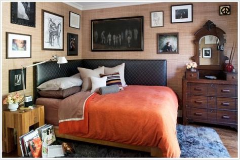 Make It Work: Beds in Corners Something about this looks really cozy. The nightstand is really neat too. Corner Headboard, Teenager Bedroom Boy, Bed In Corner, Girl Bedrooms, Boy Bedroom Design, Bedroom Corner, Teen Boy Bedroom, Eclectic Bedroom, Family Decor