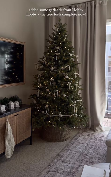 Small Flat Christmas Decor, Undecorated Christmas Tree, Timeless Christmas Decor, Christmas Decor Ideas Black, Christmas Bedroom Decor Aesthetic, Simple Xmas Tree, Xmas Tree Ideas, Christmas Decor Ideas Kitchen, Christmas Tree Simple