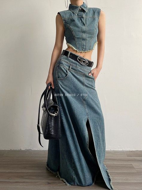 Jean Maxi Dress Outfit, Pocket Belt Outfit, Maxi Denim Skirts, Denim On Denim Outfit, Vestiti In Jeans, Double Denim Outfit, Ropa Upcycling, Look Jean, Double Belt