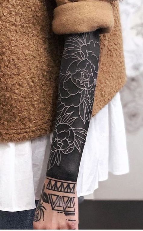 These Striking Solid Black Tattoos Will Make You Want To Go All In - KickAss Things|#tattoo #handtattoo #tattoos #tattooartist 308 Natur Tattoo Arm, Black Sleeve Tattoo, All Black Tattoos, Solid Black Tattoo, Bauch Tattoos, Black Tattoo Cover Up, Female Tattoos, Blackout Tattoo, Men Tattoos