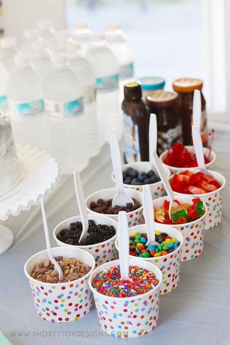 Ice Cream Birthday Party | Ice Cream Sundae Bar Sundae Bar Ideas, Ice Cream Sundae Party, Sundae Party, Party Food Bar, Ice Cream Sundae Bar, Cream Birthday Party, Fest Mad, Sundae Bar, Sprinkle Party