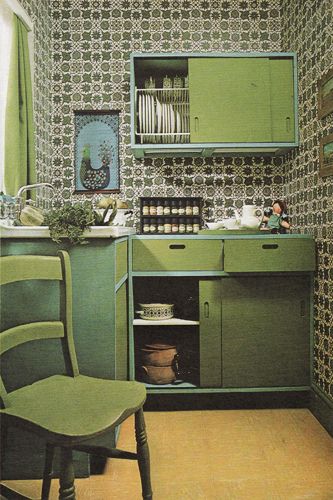 Fabulous Green Kitchen | 1970's Interior Design | I wouldn't mind having a kitchen like this. 1970s Interior Design, 70s Interior Design, Casa Retro, 70s Interior, Kitchen Retro, Retro Interior Design, Hijau Mint, 70s Home, 70s Home Decor