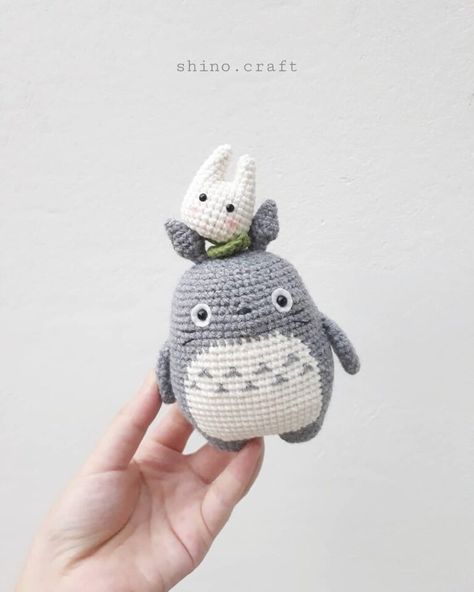 PATRÓN GRATIS Totoro Llavero Juguete Amigurumi paso a paso (Español) - Crochetisimo Totoro Keychain, Anime Amigurumi, Amigurumi Anime, Crochet Totoro, Keychain Amigurumi, Easy Crochet Animals, Craft Crochet, Crochet Keychain Pattern, Pola Amigurumi