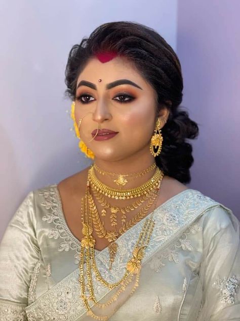 Bengali Hairstyle, Reception Hairstyles Indian Brides, Indian Bride Makeup, Unique Gold Jewelry Designs, Bengali Bridal Makeup, Bridal Makeup Images, Indian Bridal Photos, Bengali Bride, Gold Bridal Jewellery Sets