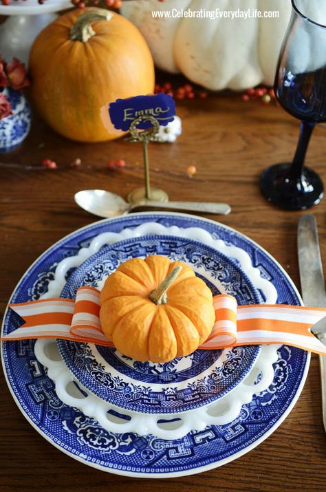 Blue & White Fall Tablescape Thanksgiving Table Inspiration, Beautiful Thanksgiving Table Settings, Thanksgiving Table Settings Diy, Thanksgiving Table Settings Simple, Thanksgiving Dinner Table, Diy Thanksgiving, Thanksgiving Table Settings, Pumpkin Centerpieces, Thanksgiving Tablescapes