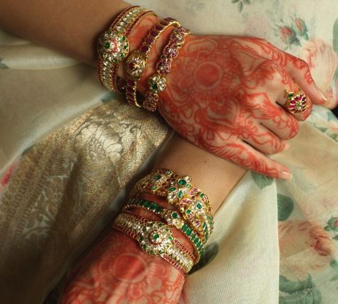 Uncut Bangles, Glass Bangles Indian, Gold Jewelry Prom, Bridal Jewellery Design, Asian Jewelry, Bangles Set, Antique Gold Jewelry, Beaded Jewelry Designs, Bangles Jewelry Designs