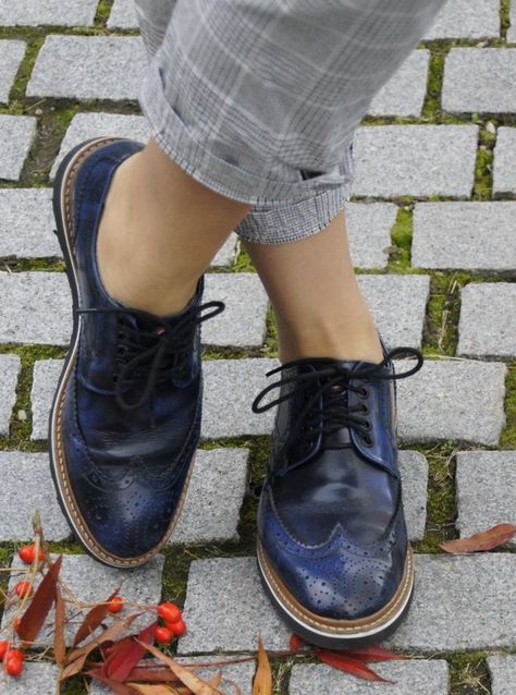 I love to include masculine accents into my outfits. These pair of brogues are perfect to top any casual style. I think the bare ankle is a welcomed touch that makes the shoe pop. I wore the shoes her Pants Trend, Colored Shoes, Frilly Top, Oxford Shoes Outfit, Fashion 2015, Pant Trends, Leather Brogues, Navy Leather, Suit Pants