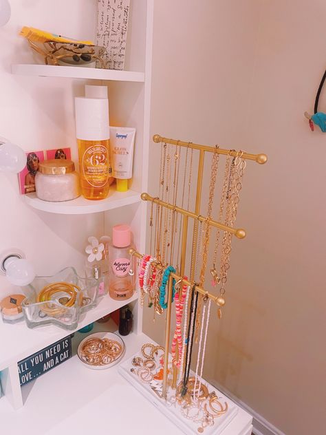 College Sorority Room, Preppy Vanity Setup, Vanity Ideas Bedroom Preppy, Preppy Vanity Decor, Cute Summer Room Ideas, Preppy Vanity Organization, Preppy Room Decor Desk, Dresser Preppy, Preppy Dresser Decor