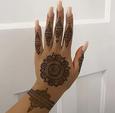 Gol Tikki Mehndi Design, Tikki Mehndi Design, Traditional Henna Designs, Tikki Mehndi, Cute Henna Designs, Henna Style Tattoos, Henna Inspired Tattoos, Henna Nails, Tato Henna