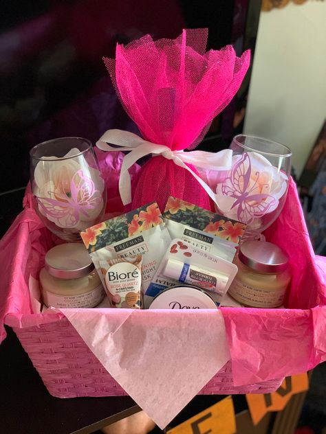 Dollar Tree Self Care Basket, Dollar Tree Gift Basket Ideas, 30th Birthday Gift Baskets, Dollar Tree Birthday, Chistmas Gifts, Easy Gift Baskets, Dollar Store Gifts, Preachers Wife, Christmas Diy Kit