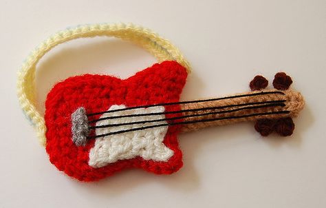 Guitarra Crochet Music, Guitar Patterns, Crochet Vintage, Haken Baby, Knitting Bags, Paintbox Yarn, Crochet Applique, Yarn Needle, Crochet Dolls