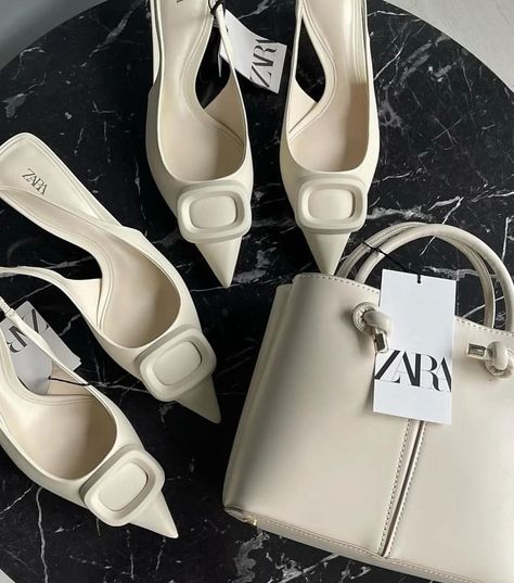 Z A R A Price: 3,700 Size: 39,40,41 Elegant Shoes Heels, Shoes Ideas, Elegant Shoes, Ladies Shoes, Zara Shoes, Korean Street Fashion, Formal Shoes, Shoe Game, R A