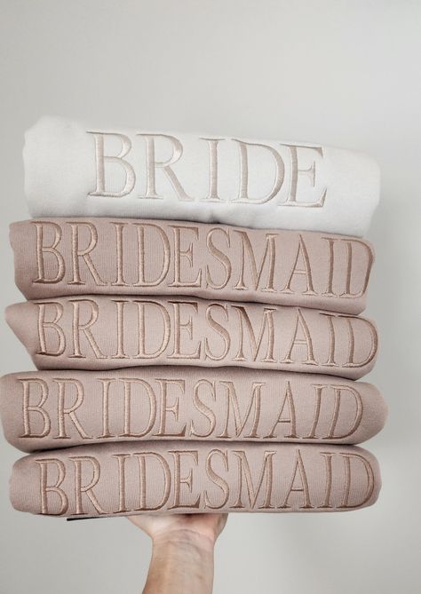 Bridesmaids Gift Ideas Day Of, Gifts For Bride From Bridal Party, Bridesmaids Wedding Gifts, Wedding Suviniers, Wedding Gifts For Him From Bride, Stepdaughter Wedding Gift, Wedding Family Gifts, Bridesmaid Embroidery Gifts, Gifts To Bridesmaids From Bride