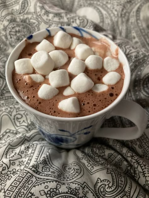 Hot Cocoa With Marshmallows, Chocolate Caliente Aesthetic, Food Cute Aesthetic, Romanticising Winter, Chocolate Marshmallow Recipe, Hot Chocolate Aesthetic, Marshmallow Drink, Hot Chocolate With Marshmallows, Chocolate With Marshmallows